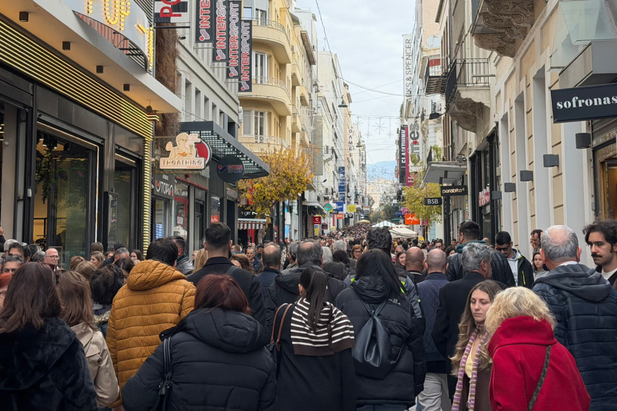 Κυριακή με ανοιχτά μαγαζιά: Κοσμοπλημμύρα σε εμπορικά κέντρα και πολυκαταστήματα για τα δώρα των εορτών
