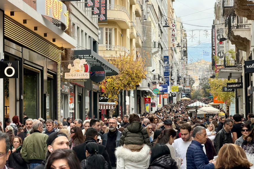 Κυριακή με ανοιχτά μαγαζιά: Κοσμοπλημμύρα σε εμπορικά κέντρα και πολυκαταστήματα για τα δώρα των εορτών
