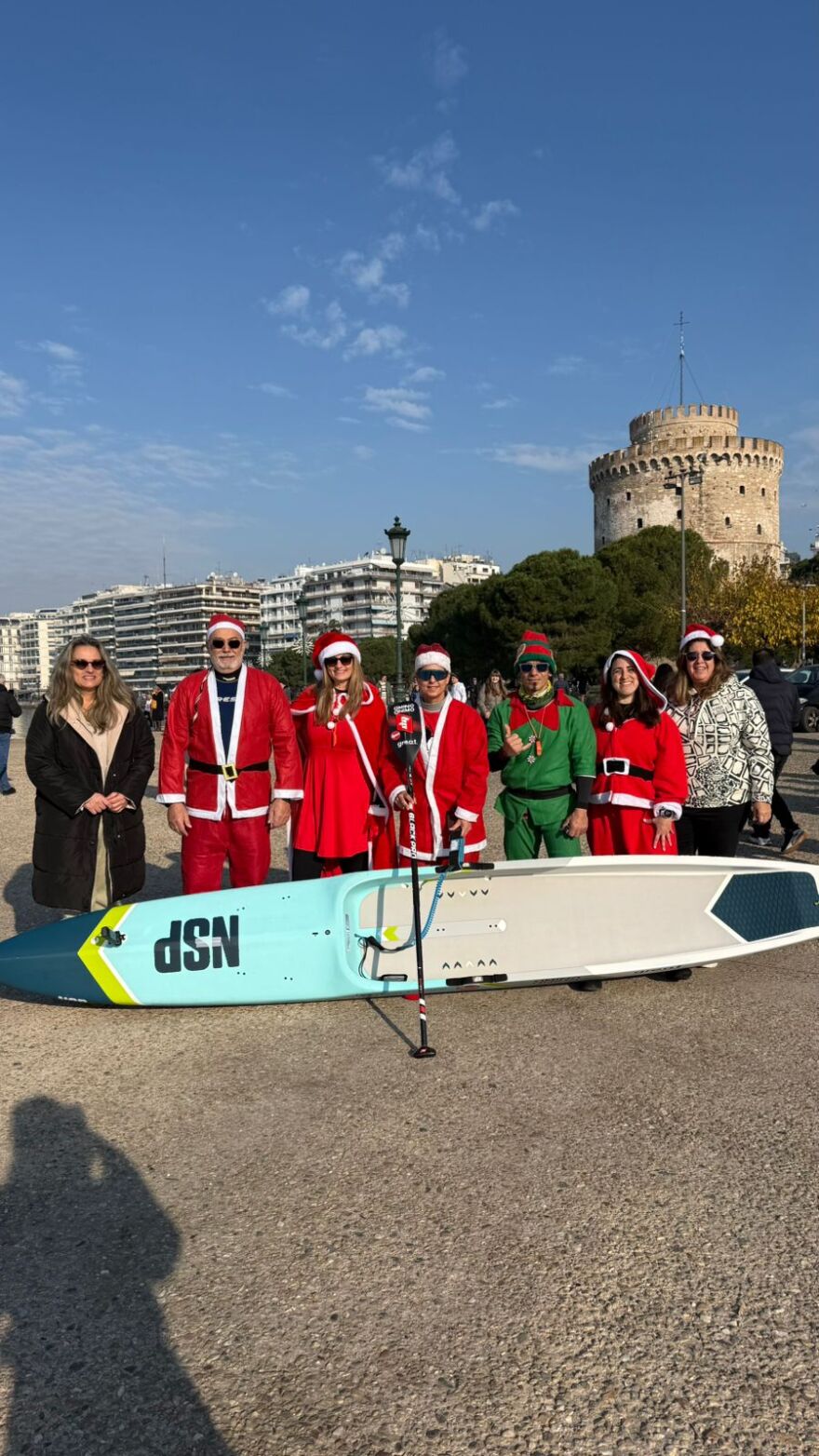 «Santa SUP» στη Θεσσαλονίκη: Κωπηλασία γεμάτη χρώμα με φόντο τον Θερμαϊκό