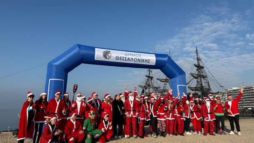 «Santa SUP» στη Θεσσαλονίκη: Κωπηλασία γεμάτη χρώμα με φόντο τον Θερμαϊκό