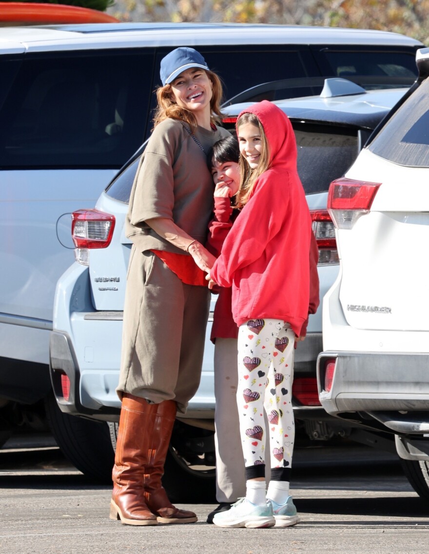 Η σπάνια δημόσια εμφάνιση του Ράιαν Γκόσλινγκ και της Εύα Μέντες με τα παιδιά τους 