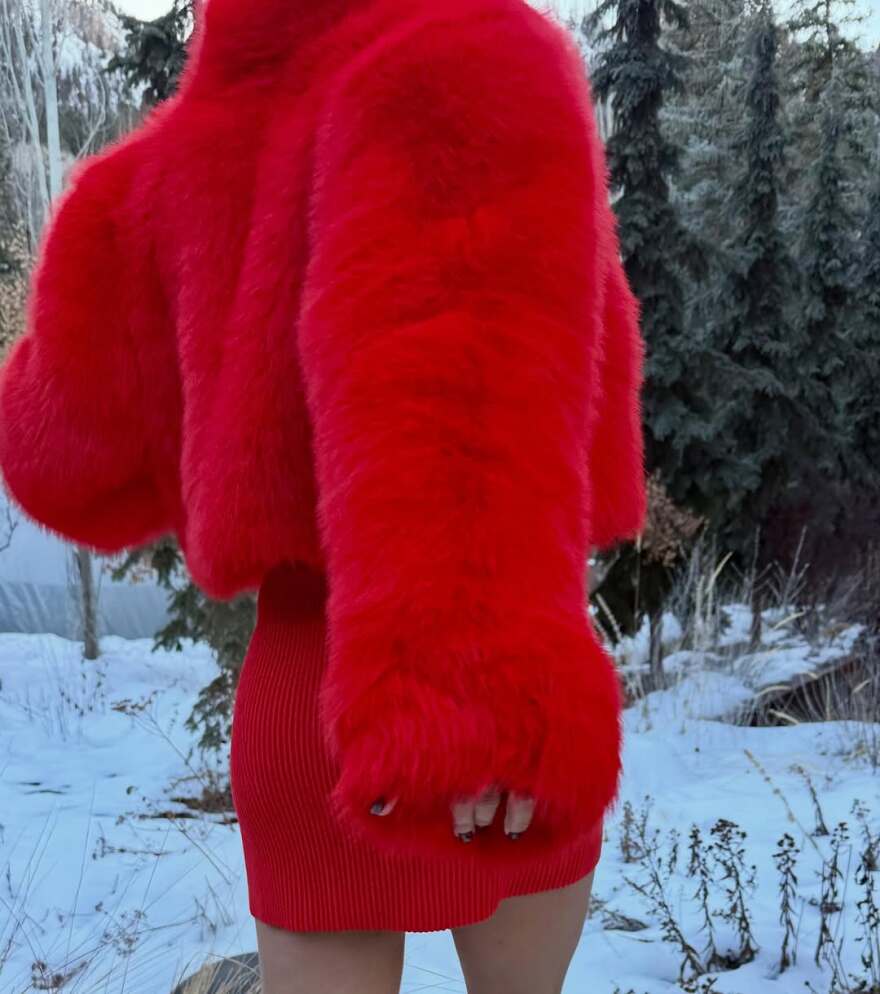 Η Αλεσάντρα Αμπρόσιο ποζάρει με κόκκινη γούνα και μίνι φόρεμα στα χιόνια