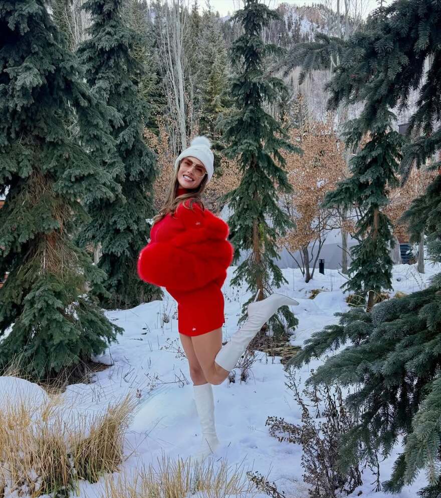 Η Αλεσάντρα Αμπρόσιο ποζάρει με κόκκινη γούνα και μίνι φόρεμα στα χιόνια