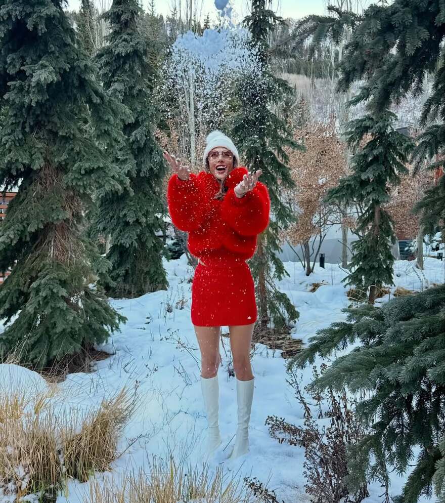Η Αλεσάντρα Αμπρόσιο ποζάρει με κόκκινη γούνα και μίνι φόρεμα στα χιόνια