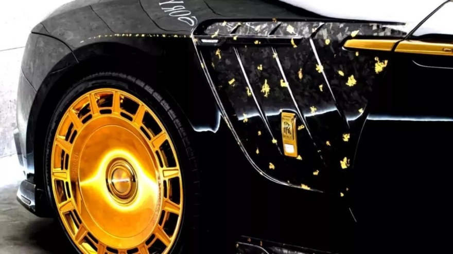 Η χρυσή Rolls-Royce Spectre της Mansory
