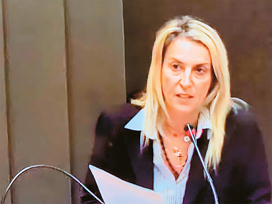 Επεισόδιο Νο3 στον εμφύλιο Ψυχάρη: «Θα τρίζουν τα κόκαλα του πατέρα σου», απαντά η χήρα στον γιο του εκδότη