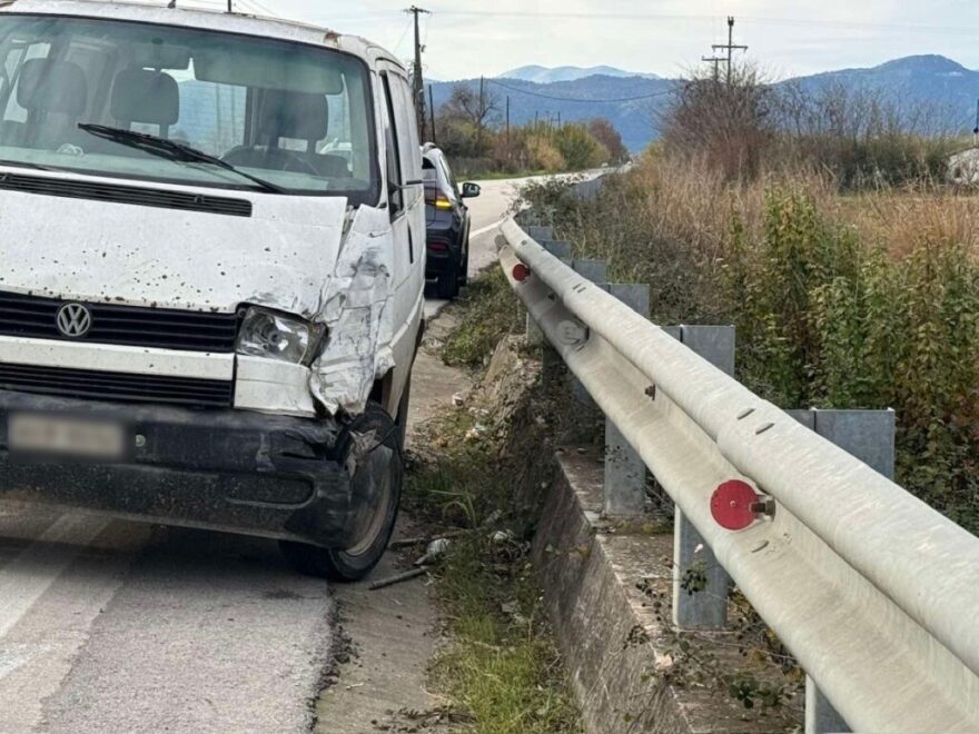 Αγρίνιο: Αυτοκίνητο συγκρούστηκε με φορτηγάκι και κατέληξε σε προστατευτικές μπάρες, δείτε φωτογραφίες