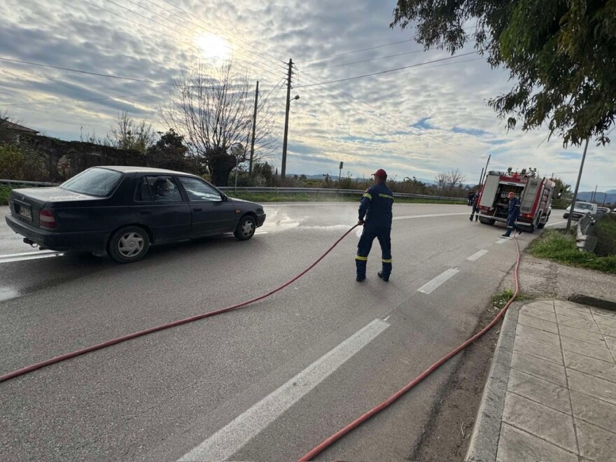 Αγρίνιο: Αυτοκίνητο συγκρούστηκε με φορτηγάκι και κατέληξε σε προστατευτικές μπάρες, δείτε φωτογραφίες