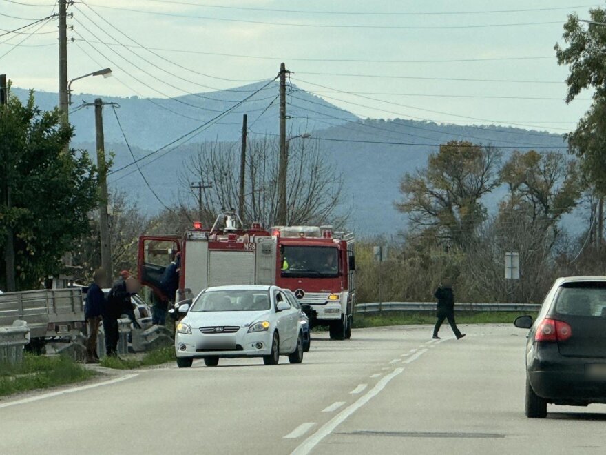Αγρίνιο: Αυτοκίνητο συγκρούστηκε με φορτηγάκι και κατέληξε σε προστατευτικές μπάρες, δείτε φωτογραφίες