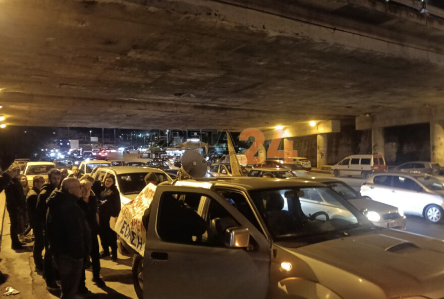 Διαμαρτυρία αγροτοκτηνοτρόφων στο Ηράκλειο: Πέταξαν φύλλα από ελιές έξω από την Περιφέρεια Κρήτης