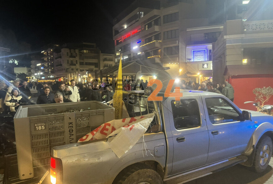 Διαμαρτυρία αγροτοκτηνοτρόφων στο Ηράκλειο: Πέταξαν φύλλα από ελιές έξω από την Περιφέρεια Κρήτης