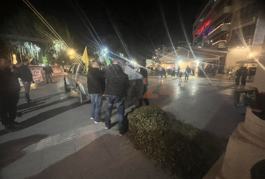 Διαμαρτυρία αγροτοκτηνοτρόφων στο Ηράκλειο: Πέταξαν φύλλα από ελιές έξω από την Περιφέρεια Κρήτης