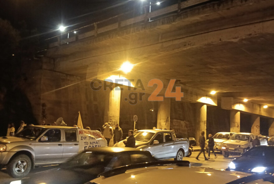 Διαμαρτυρία αγροτοκτηνοτρόφων στο Ηράκλειο: Πέταξαν φύλλα από ελιές έξω από την Περιφέρεια Κρήτης