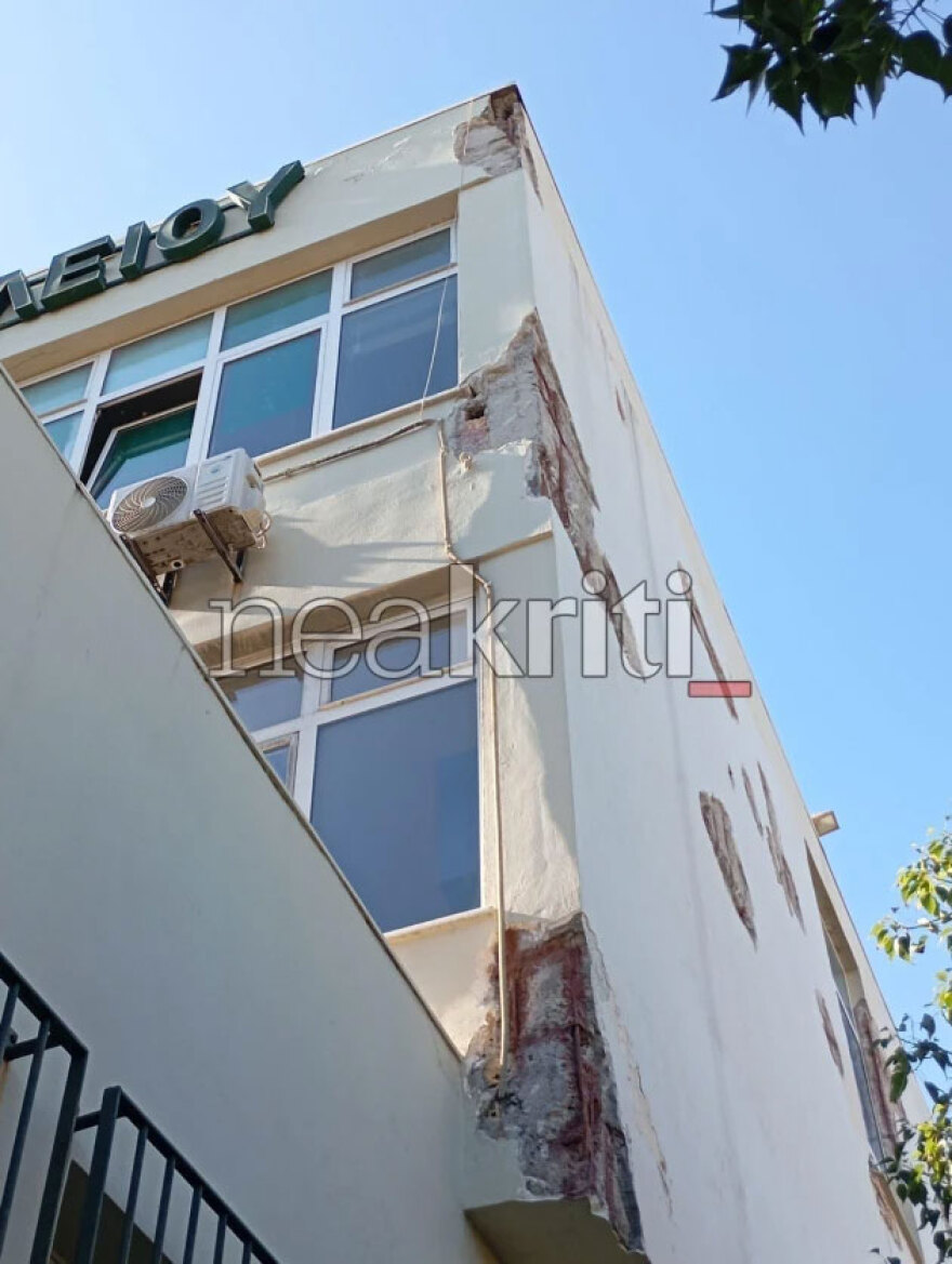 Έπεσαν σοβάδες από το κτίριο του Εργατικού Κέντρου Ηρακλείου στην Κρήτη, από τύχη δεν υπήρξε τραυματισμός