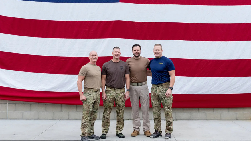 Ο Τζέι Ντι Βανς γυμνάστηκε με Αμερικανούς ΟΥΚάδες: «Νιώθω σαν να με πάτησε τρένο»