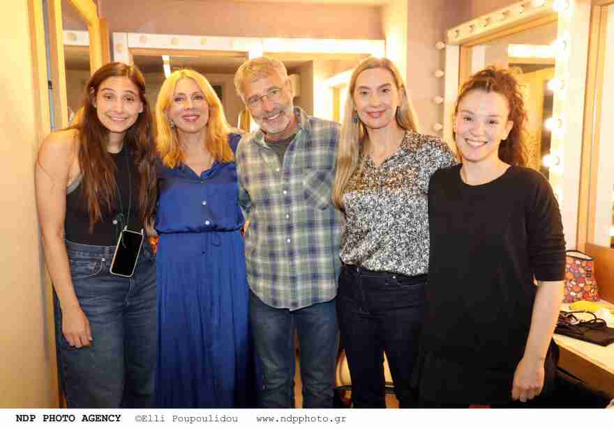 Σμαράγδα Καρύδη και Θοδωρής Αθερίδης: Αγκαλιασμένοι με την κόρη του ηθοποιού στην τελευταία τους δημόσια εμφάνιση πριν τον χωρισμό