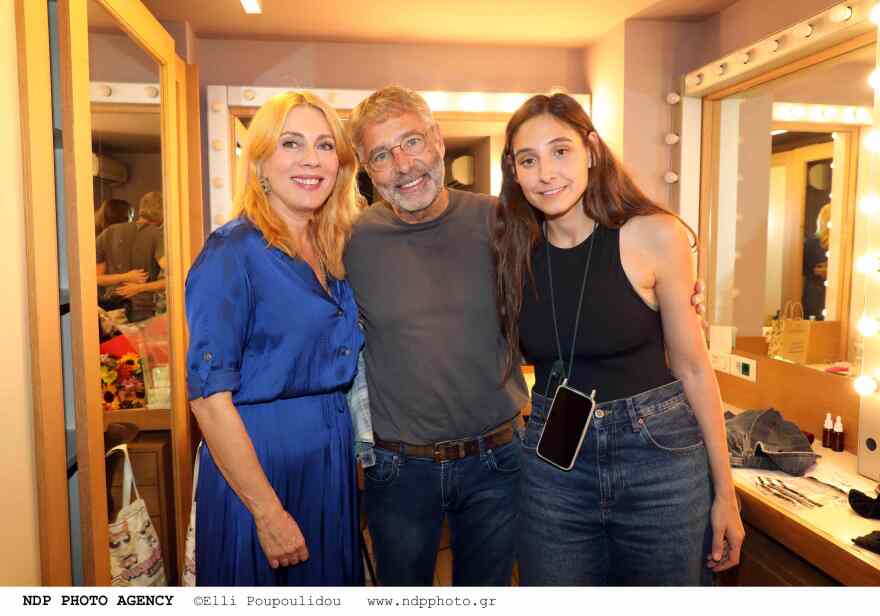 Σμαράγδα Καρύδη και Θοδωρής Αθερίδης: Αγκαλιασμένοι με την κόρη του ηθοποιού στην τελευταία τους δημόσια εμφάνιση πριν τον χωρισμό