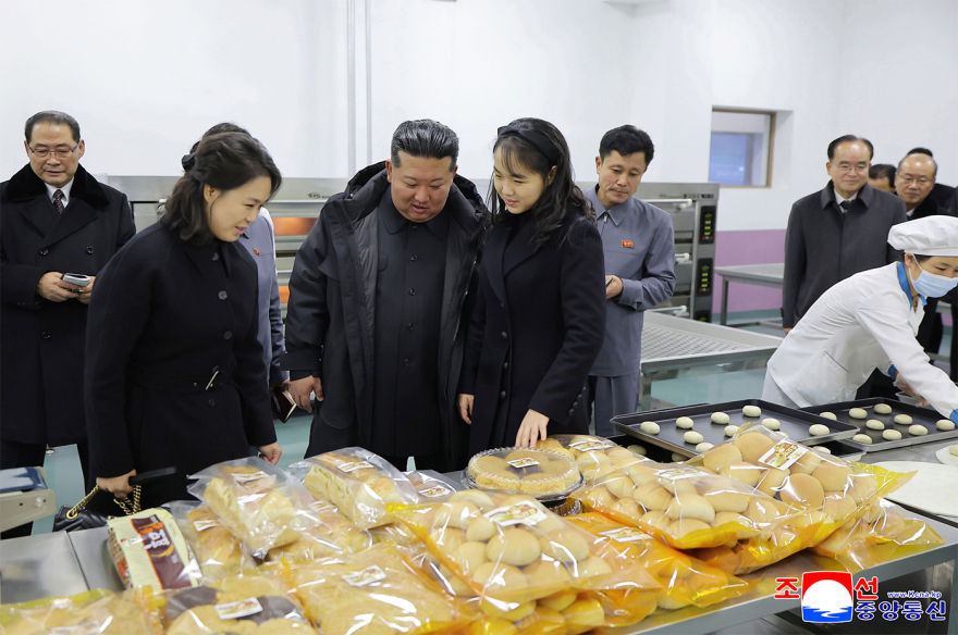 Ο Κιμ Γιονγκ Ουν περιοδεύει σε ξενοδοχεία μαζί με την κόρη του, μιλάει για «οικονομική πρόοδο»