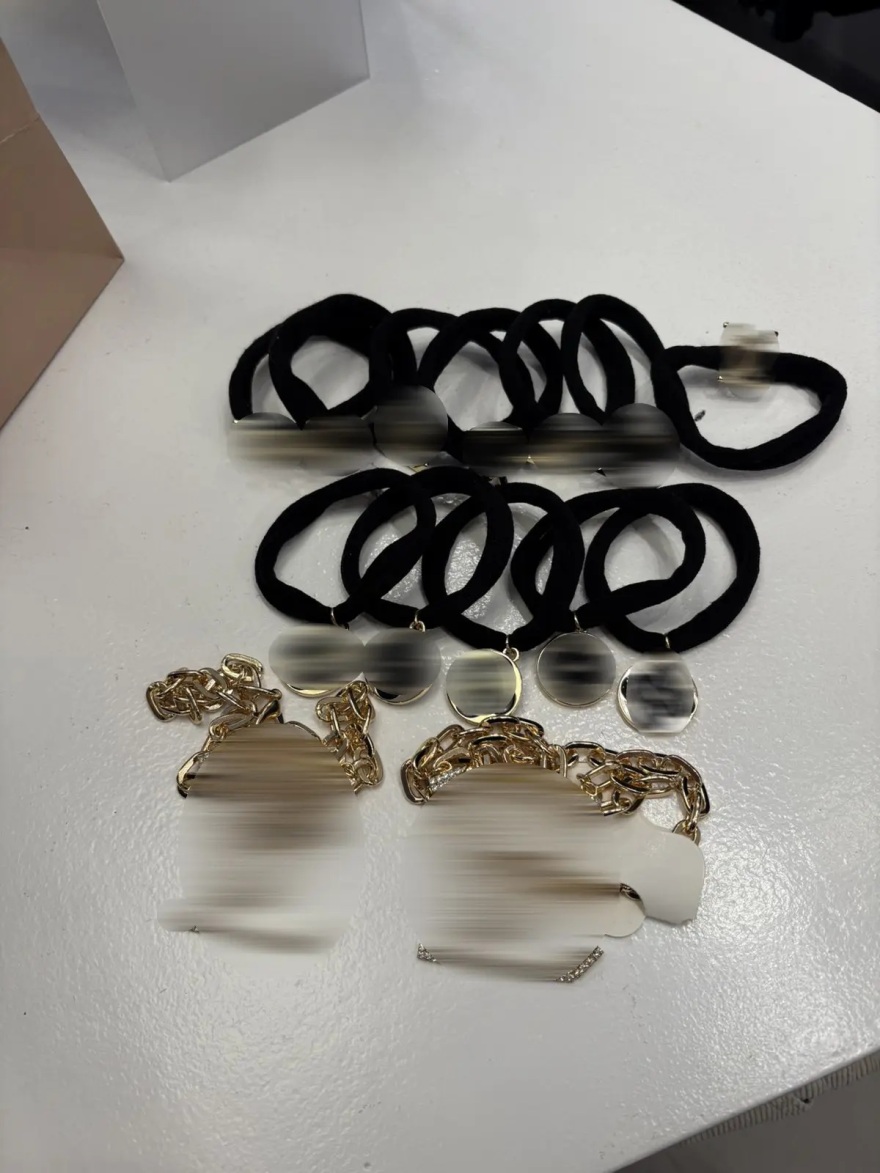 Συνελήφθη 65χρονη ιδιοκτήτρια καταστήματος στο Κολωνάκι, πουλούσε «μαϊμού» προϊόντα για επώνυμα