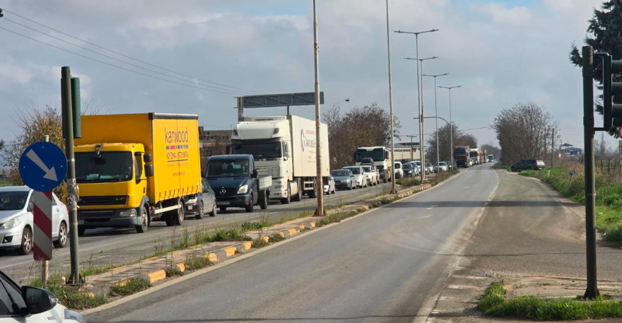 Ταλαιπωρία για τους εκδρομείς λόγω μπλόκων και εκτροπών, οδηγούν μέχρι και σε χωματόδρομους - Πού υπάρχουν προβλήματα