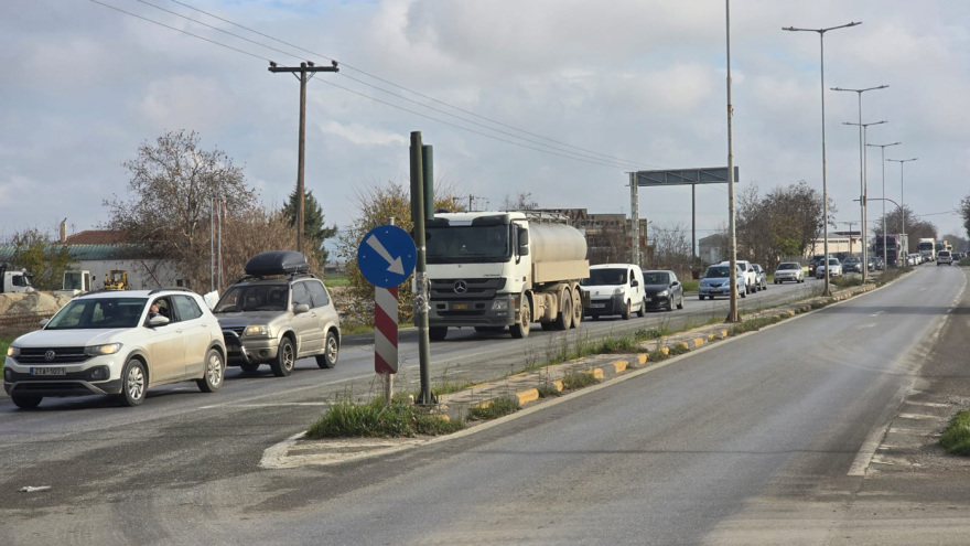 Ταλαιπωρία για τους εκδρομείς λόγω μπλόκων και εκτροπών, οδηγούν μέχρι και σε χωματόδρομους - Πού υπάρχουν προβλήματα
