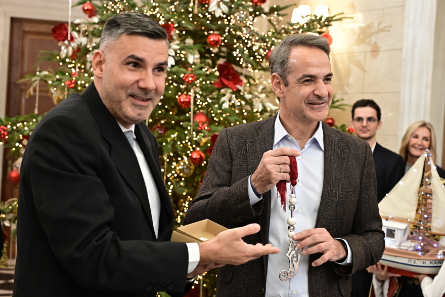 Τα χριστουγεννιάτικα κάλαντα στον Μητσοτάκη από μαθητές και πολιτιστικό Σύλλογο, ντυμένος «Άγιος Βασίλης» ο Πίνατ 