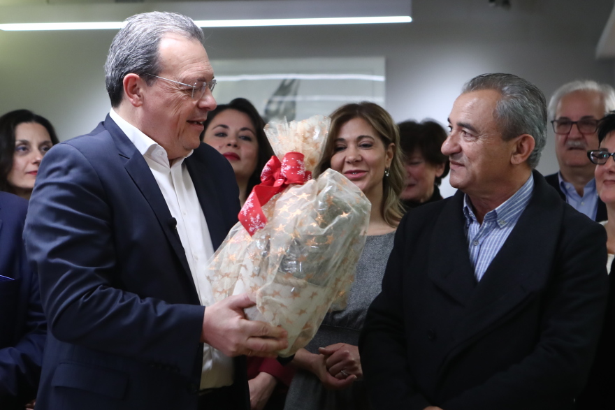 ΣΥΡΙΖΑ: Άκουσε τα κάλαντα από την Πανηπειρωτική Συνομοσπονδία ο Φάμελλος και χόρεψε μαζί τους