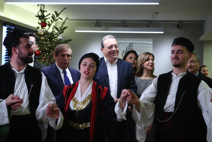 ΣΥΡΙΖΑ: Άκουσε τα κάλαντα από την Πανηπειρωτική Συνομοσπονδία ο Φάμελλος και χόρεψε μαζί τους