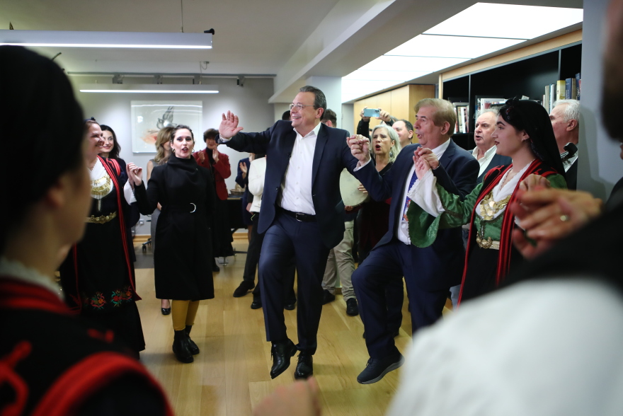 ΣΥΡΙΖΑ: Άκουσε τα κάλαντα από την Πανηπειρωτική Συνομοσπονδία ο Φάμελλος και χόρεψε μαζί τους