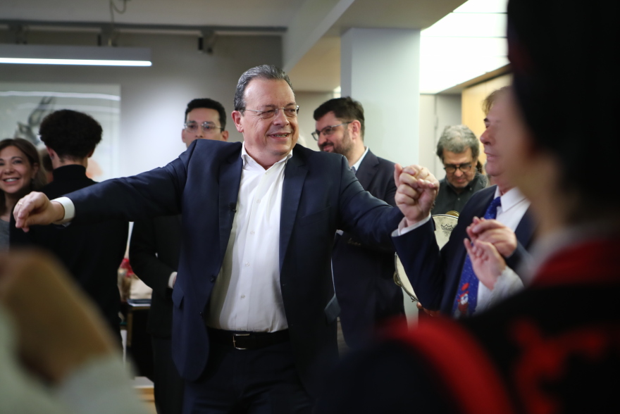 ΣΥΡΙΖΑ: Άκουσε τα κάλαντα από την Πανηπειρωτική Συνομοσπονδία ο Φάμελλος και χόρεψε μαζί τους