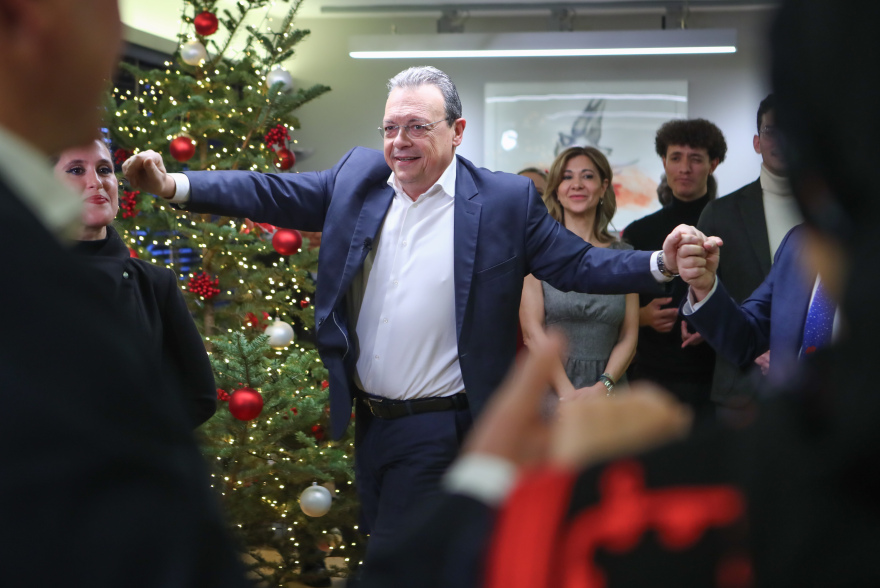 ΣΥΡΙΖΑ: Άκουσε τα κάλαντα από την Πανηπειρωτική Συνομοσπονδία ο Φάμελλος και χόρεψε μαζί τους