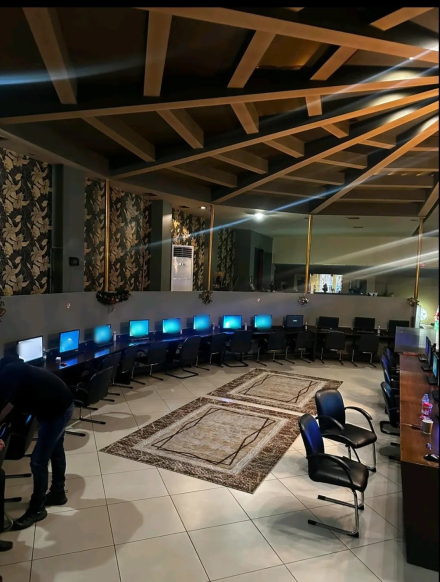 Βρήκαν μαγαζί με «φρουτάκια» στη Θεσσαλονίκη, άλλαζαν οθόνες στους υπολογιστές για να κρύβονται