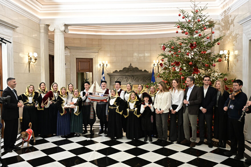 Τα χριστουγεννιάτικα κάλαντα στον Μητσοτάκη από μαθητές και πολιτιστικό Σύλλογο, ντυμένος «Άγιος Βασίλης» ο Πίνατ 