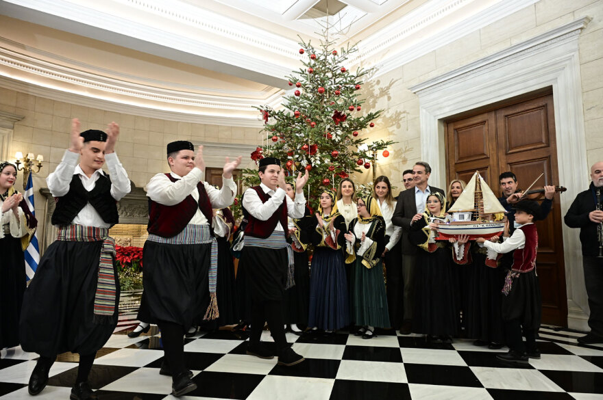 Τα χριστουγεννιάτικα κάλαντα στον Μητσοτάκη από μαθητές και πολιτιστικό Σύλλογο, ντυμένος «Άγιος Βασίλης» ο Πίνατ 