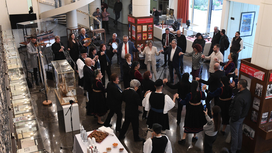 O Κουτσούμπας χόρεψε τσάμικο με μέλη πολιτιστικού συλλόγου από την Κόνιτσα που του είπαν τα κάλαντα
