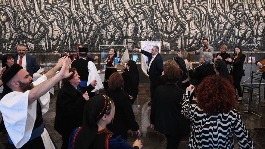 O Κουτσούμπας χόρεψε τσάμικο με μέλη πολιτιστικού συλλόγου από την Κόνιτσα που του είπαν τα κάλαντα
