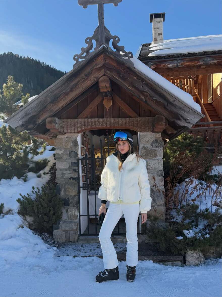 Η Κιάρα Φεράνι ποζάρει στις ιταλικές Άλπεις: Χριστουγεννιάτικη παράδοση με όλη την οικογένεια, γράφει