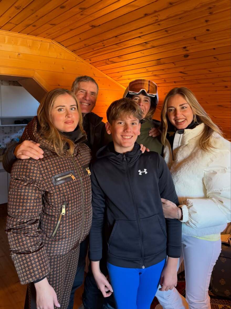 Η Κιάρα Φεράνι ποζάρει στις ιταλικές Άλπεις: Χριστουγεννιάτικη παράδοση με όλη την οικογένεια, γράφει