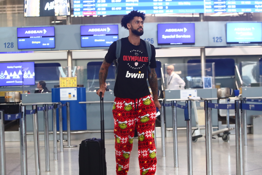 Σε Χριστουγεννιάτικη διάθεση ο Τάιλερ Ντόρσεϊ: Το εντυπωσιακό παντελόνι «Grinch»