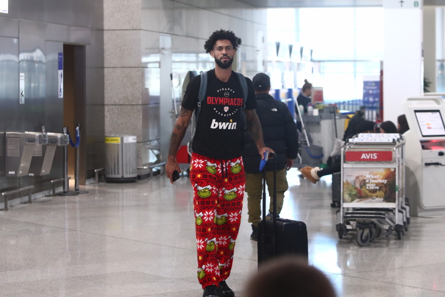 Σε Χριστουγεννιάτικη διάθεση ο Τάιλερ Ντόρσεϊ: Το εντυπωσιακό παντελόνι «Grinch»