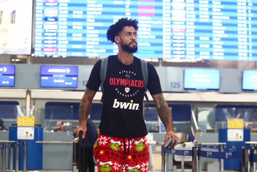 Σε Χριστουγεννιάτικη διάθεση ο Τάιλερ Ντόρσεϊ: Το εντυπωσιακό παντελόνι «Grinch»