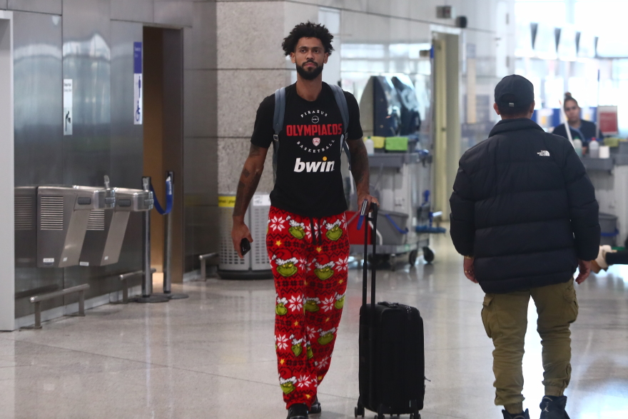 Σε Χριστουγεννιάτικη διάθεση ο Τάιλερ Ντόρσεϊ: Το εντυπωσιακό παντελόνι «Grinch»