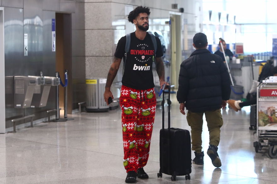 Σε Χριστουγεννιάτικη διάθεση ο Τάιλερ Ντόρσεϊ: Το εντυπωσιακό παντελόνι «Grinch»