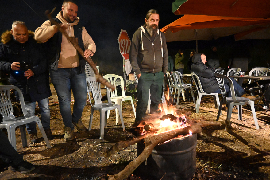 Εορταστικό τραπέζι στα μπλόκα έστησαν οι αγρότες, ανοιχτοί θα παραμείνουν οι δρόμοι μέχρι την Παρασκευή 