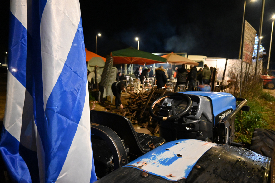 Εορταστικό τραπέζι στα μπλόκα έστησαν οι αγρότες, ανοιχτοί θα παραμείνουν οι δρόμοι μέχρι την Παρασκευή 