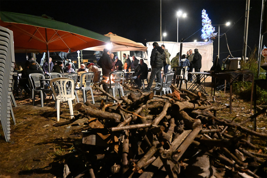 Εορταστικό τραπέζι στα μπλόκα έστησαν οι αγρότες, ανοιχτοί θα παραμείνουν οι δρόμοι μέχρι την Παρασκευή 