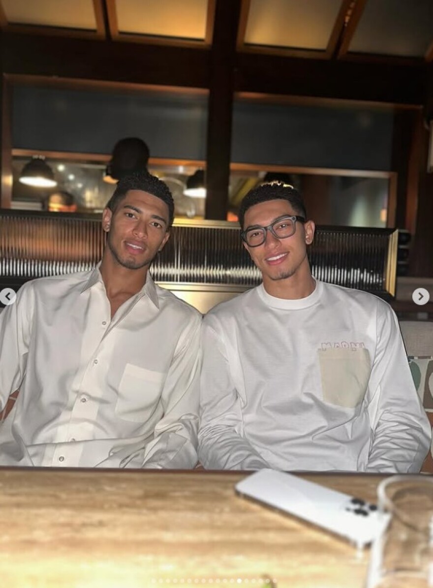 Οι ποδοσφαιριστές ξεκουράζονται: Ο Χάαλαντ με τη σύζυγο και ο Μπέλινγχαμ με την κουκουβάγια