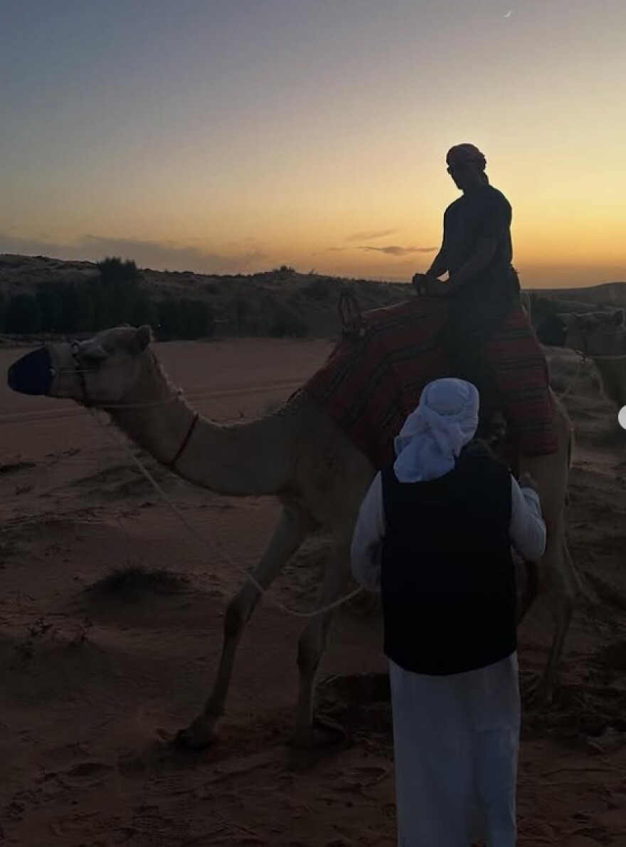 Οι ποδοσφαιριστές ξεκουράζονται: Ο Χάαλαντ με τη σύζυγο και ο Μπέλινγχαμ με την κουκουβάγια