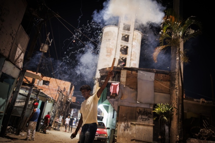 &Chi;&rho;&iota;&sigma;&tau;&omicron;ύ&gamma;&epsilon;&nu;&nu;&alpha; &alpha;&nu;ά &tau;&omicron;&nu; &kappa;ό&sigma;&mu;&omicron;: &Pi;ώ&sigmaf; &gamma;&iota;ό&rho;&tau;&alpha;&sigma;&alpha;&nu; &alpha;&pi;ό &tau;&eta;&nu; &epsilon;&mu;&pi;ό&lambda;&epsilon;&mu;&eta; &Omicron;&upsilon;&kappa;&rho;&alpha;&nu;ί&alpha; &mu;έ&chi;&rho;&iota; &tau;&eta; &Beta;&eta;&theta;&lambda;&epsilon;έ&mu; &kappa;&iota; &alpha;&pi;ό &tau;&iota;&sigmaf; &phi;&alpha;&beta;έ&lambda;&epsilon;&sigmaf; &tau;&omicron;&upsilon; &Sigma;ά&omicron; &Pi;ά&omicron;&lambda;&omicron; &mu;έ&chi;&rho;&iota; &tau;&omicron; &Pi;&alpha;&kappa;&iota;&sigma;&tau;ά&nu;, &delta;&epsilon;ί&tau;&epsilon; &phi;&omega;&tau;&omicron;&gamma;&rho;&alpha;&phi;ί&epsilon;&sigmaf;