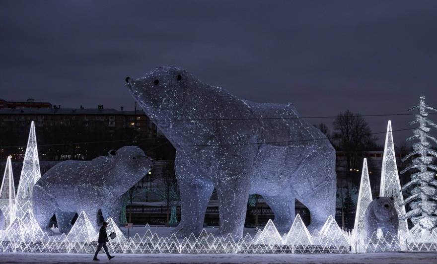 &Chi;&rho;&iota;&sigma;&tau;&omicron;ύ&gamma;&epsilon;&nu;&nu;&alpha; &alpha;&nu;ά &tau;&omicron;&nu; &kappa;ό&sigma;&mu;&omicron;: &Pi;ώ&sigmaf; &gamma;&iota;ό&rho;&tau;&alpha;&sigma;&alpha;&nu; &alpha;&pi;ό &tau;&eta;&nu; &epsilon;&mu;&pi;ό&lambda;&epsilon;&mu;&eta; &Omicron;&upsilon;&kappa;&rho;&alpha;&nu;ί&alpha; &mu;έ&chi;&rho;&iota; &tau;&eta; &Beta;&eta;&theta;&lambda;&epsilon;έ&mu; &kappa;&iota; &alpha;&pi;ό &tau;&iota;&sigmaf; &phi;&alpha;&beta;έ&lambda;&epsilon;&sigmaf; &tau;&omicron;&upsilon; &Sigma;ά&omicron; &Pi;ά&omicron;&lambda;&omicron; &mu;έ&chi;&rho;&iota; &tau;&omicron; &Pi;&alpha;&kappa;&iota;&sigma;&tau;ά&nu;, &delta;&epsilon;ί&tau;&epsilon; &phi;&omega;&tau;&omicron;&gamma;&rho;&alpha;&phi;ί&epsilon;&sigmaf;